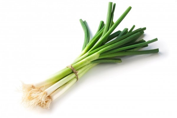 A,Bunch,Of,Spring,Onions,Isolated,On,White