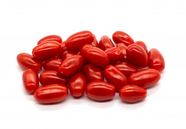 Lots,Of,Red,Elongated,Cherry,Tomatoes,On,A,White,Background